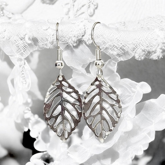 5 For $25💫Silver Filigree Leaf Dangles Earrings - Picture 1 of 4